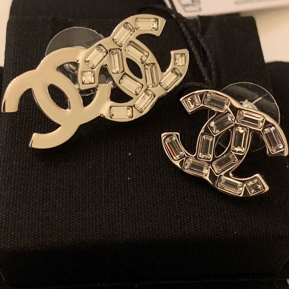 ❌Sold❌New Authentic Chanel Silver and Crystal earrings 22P AB7869 B07685
